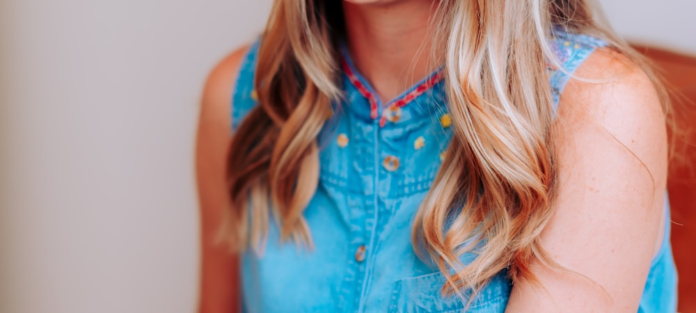 世界杯足球赛现场直播画面，展示球场全景与观众席